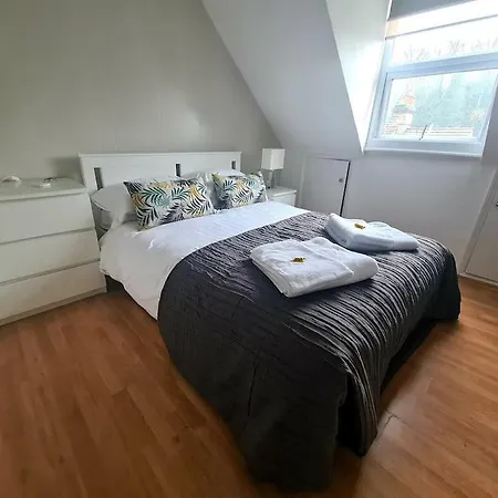Split Level Luton Town Center Flat Apartment Exterior photo