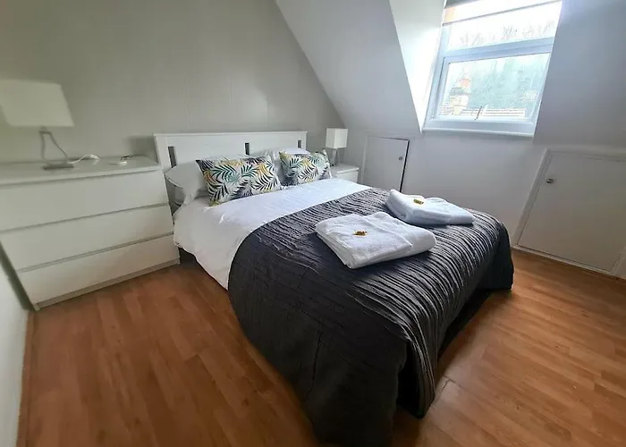 Split Level Luton Town Center Flat